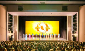 High School Educator Amazed at Shen Yun Performers’ Energy