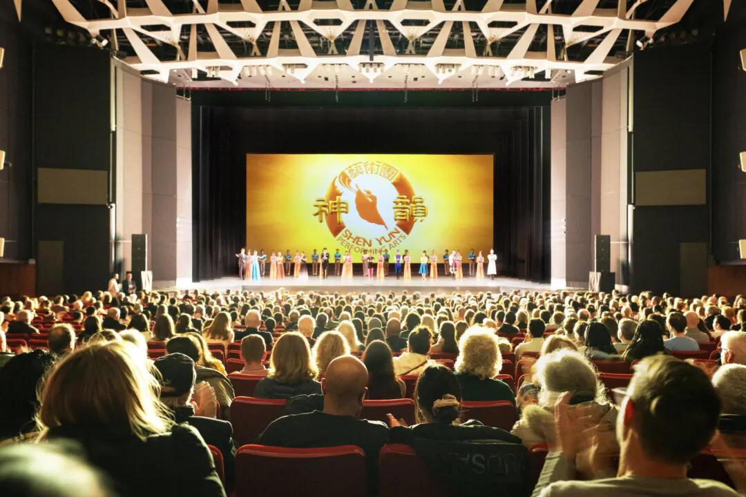 Shen Yun Performing Arts' curtain call at the Place des Arts—Salle Wilfrid-Pelletier on April 11, 2025. (The Epoch Times)
