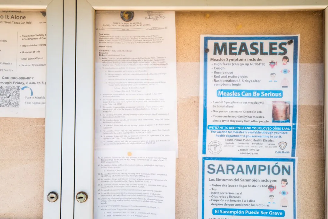 A measles advisory on a bulletin board outside the Gaines County Courthouse in Seminole, Texas, on April 9, 2025. (Brandon Bell/Getty Images)
