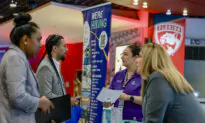 US Initial Jobless Claims Sink as Labor Market Holds Steady