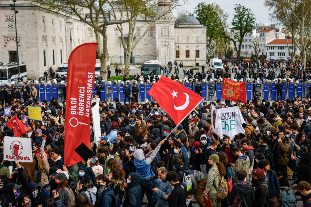 Turkey Jails 18 Istanbul Officials in Opposition Crackdown