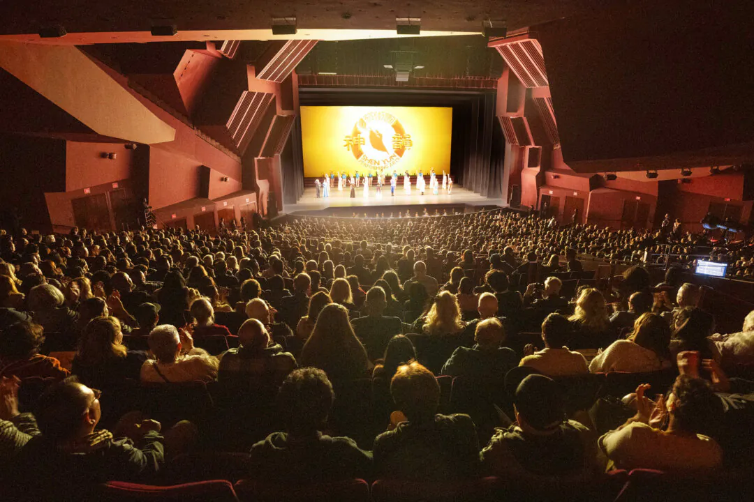 Shen Yun Performing Arts' curtain call at the Segerstrom Center for the Arts, in Costa Mesa, on April 18, 2025. (Ji Yuan/The Epoch Times)