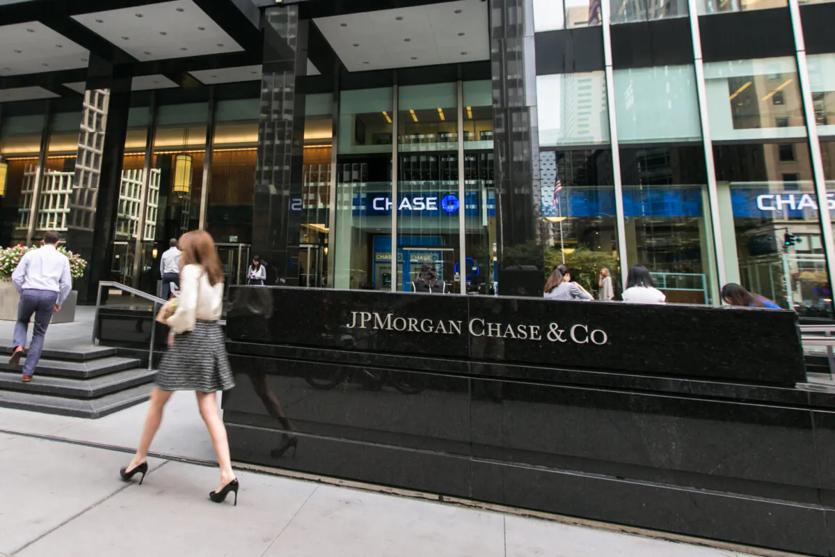 The JPMorgan Chase & Co. headquarters along Park Avenue in New York City on Sept. 20, 2016. (Benjamin Chasteen/The Epoch Times)