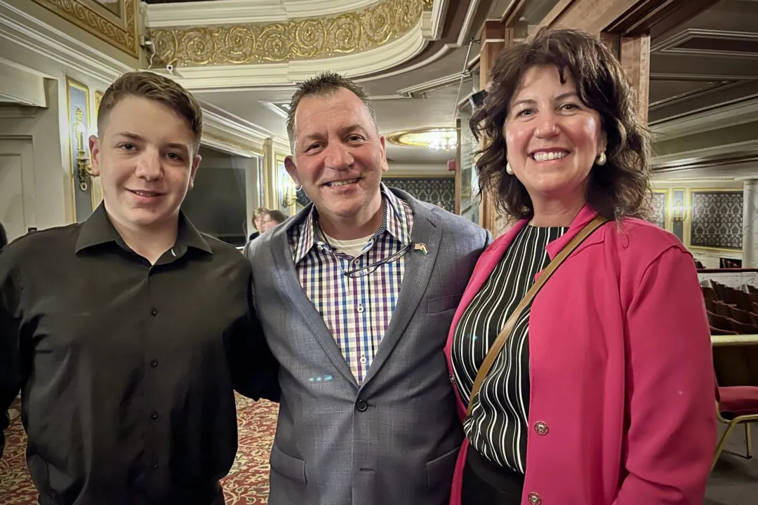 Kathleen Lowes (R), Zoltan Prohaszka and Barnabas Medgyesi (L) watched Shen Yun at the Proctors Theater on April 22, 2025. (Jeanette Wen/The Epoch Times)