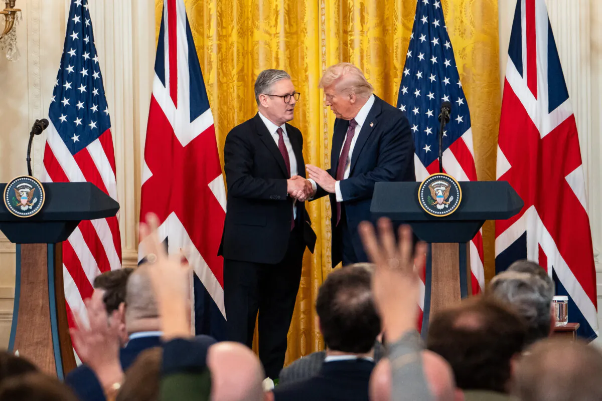 UK Prime Minister Keir Starmer and U.S. President Donald Trump shake hands after a joint press conference at the White House in Washington on Feb. 27, 2025.(Madalina Vasiliu/The Epoch Times)