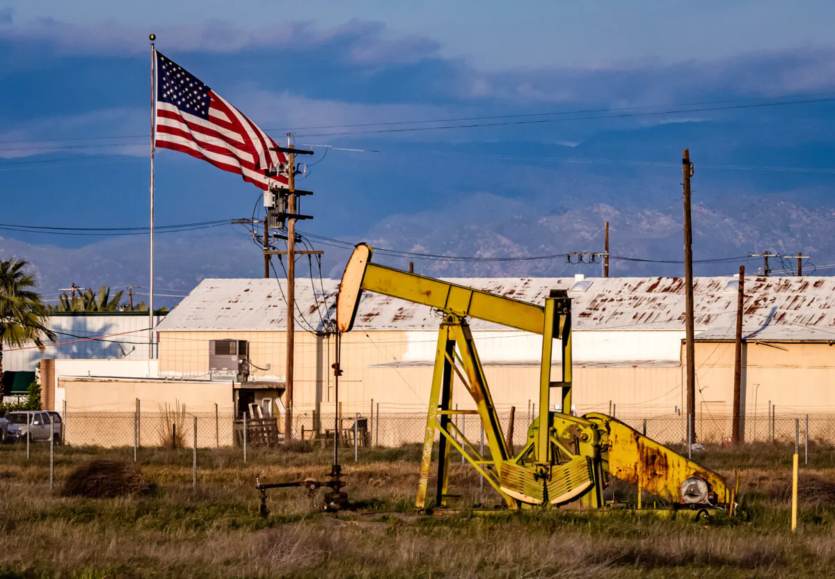 Oil extraction platforms operate in Bakersfield, Calif., on March 20, 2025. In 2019, Kern County, home to Bakersfield, accounted for 71 percent of California’s oil production, with 76 active fields producing 119 million barrels of oil and 129 billion cubic feet of gas, according to the county. (John Fredricks/The Epoch Times)