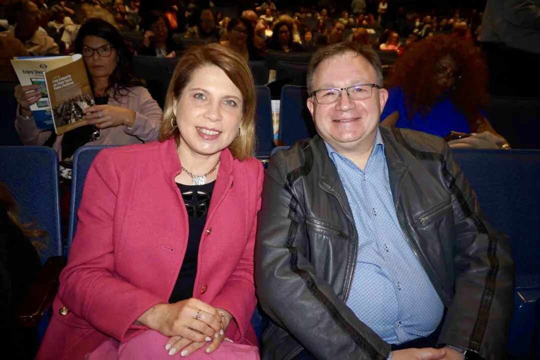 Marina and Alexander Kipnis enjoyed Shen Yun's evening performance at the Rosemont Theatre on April 25, 2025. (Yeawen Hung/The Epoch Times)