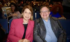 ‘I really recommend everyone to see’ Shen Yun, Says College Professor