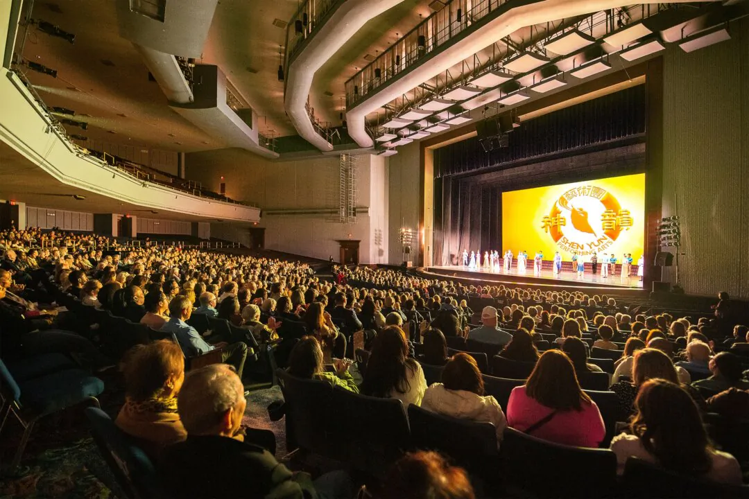 Shen Yun Performing Arts' curtain call at the Rosemont Theatre on April 27, 2025. (Hu Chen/The Epoch Times)
