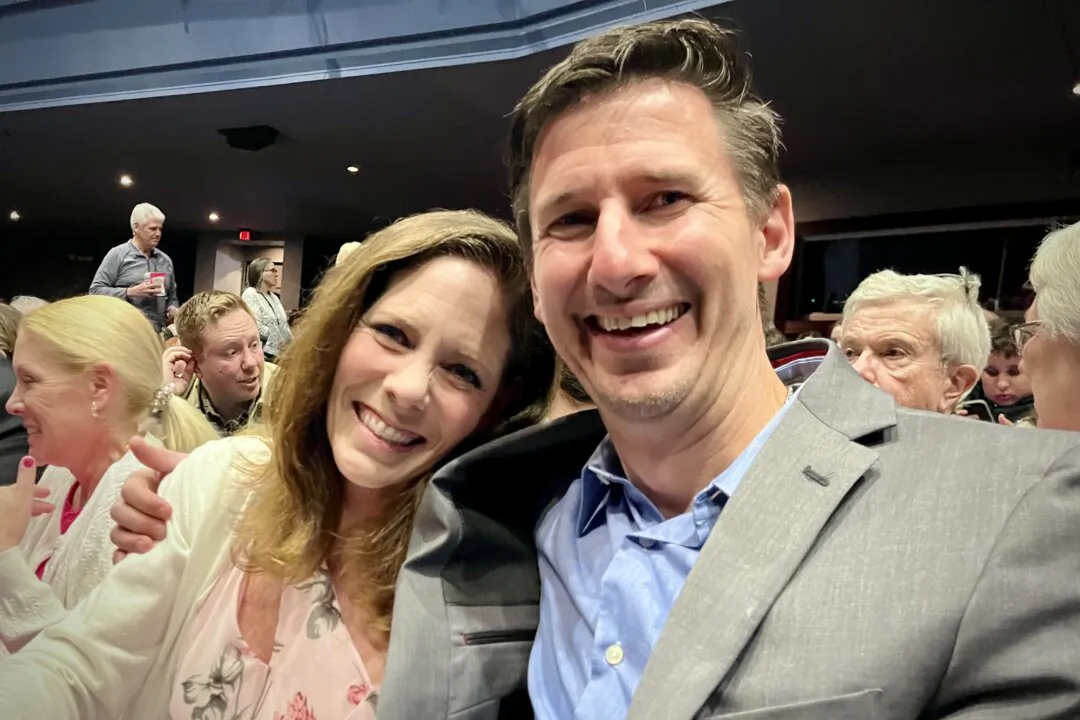 Mary and Tim Uthe attend Shen Yun Performing Arts at the Rosemont Theatre in Ill. on April 17, 2025. (Stacey Tang/The Epoch Times)