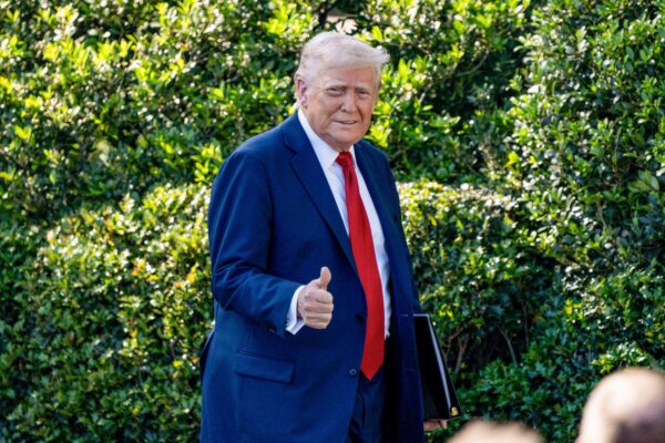 Trump Hosts Cabinet Meeting