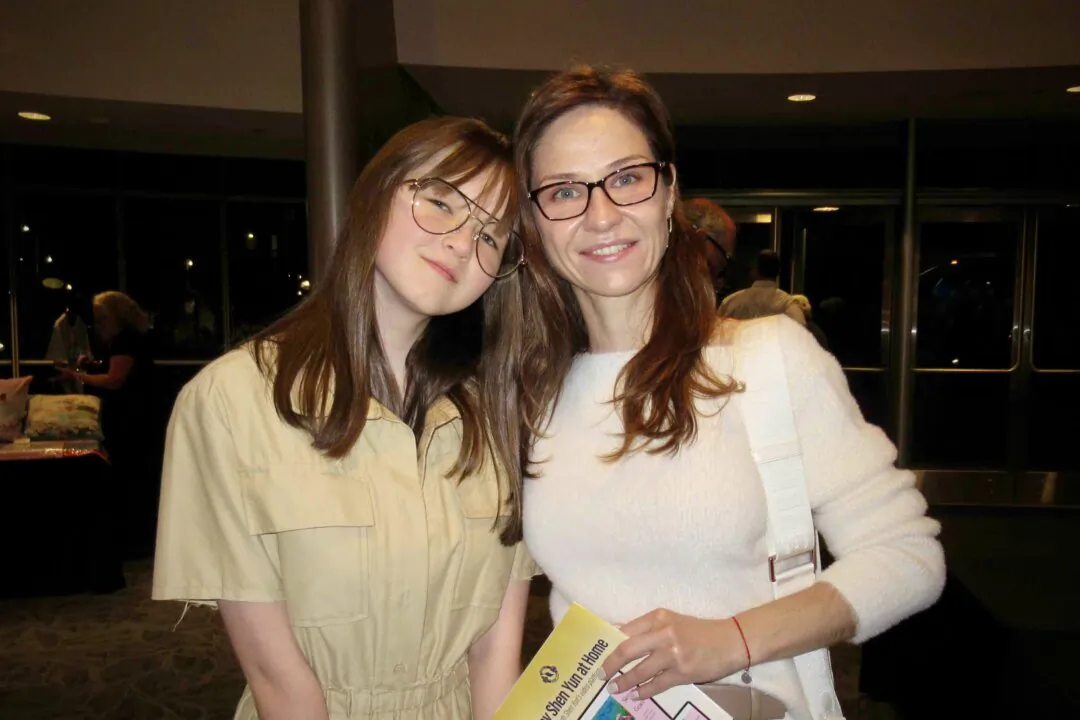 Anastasia Makovskaia (R) enjoyed Shen Yun's evening performance at the Performing Arts Center San Luis Obispo on April 29, 2025. (Linda Jiang/The Epoch Times)
