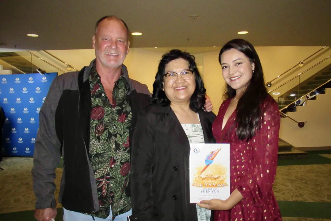 Molly Mulvaney (R) enjoyed Shen Yun's evening performance at the Performing Arts Center San Luis Obispo on April 29, 2025. (Linda Jiang/The Epoch Times)