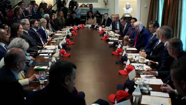 Trump Says ‘Be Patient’ as US Economy Contracts in Q1; Ukraine, US Expected to Sign Minerals Deal
