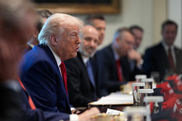 Trump Holds Cabinet Meeting to Mark 100 Days in Office; US Economy Shrinks in First Quarter