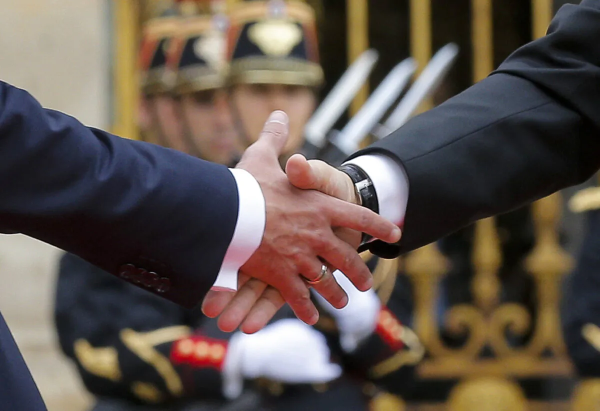 French President Emmanuel Macron (L) shakes hands with Russian President Vladimir Putin during a meeting at the Chateau de Versailles near Paris, France, May 29, 2017. (Alexander Zemlianichenko/Reuters)