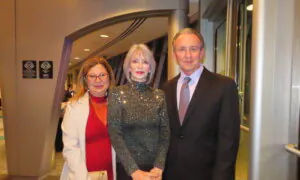 Mother Loves the Gift of Shen Yun From Her Son