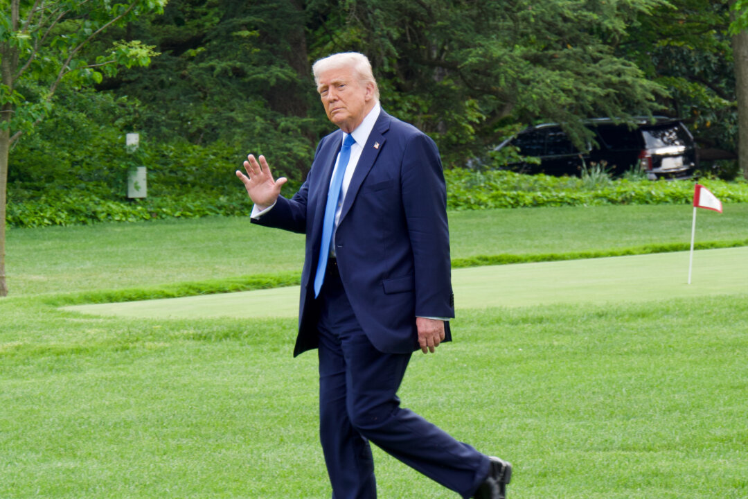 Trump Downplays Recession Concerns as a ‘Transition Period’ for US thumbnail