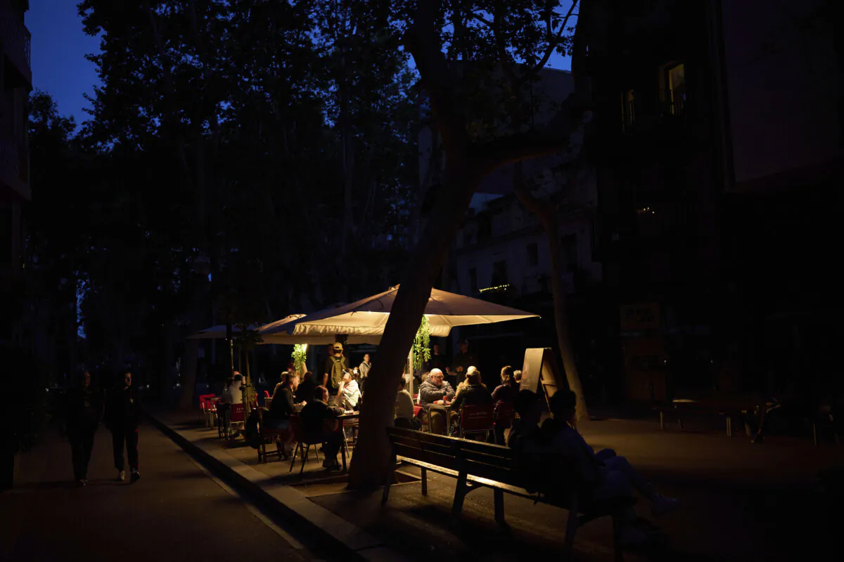 Customers dine in a restaurant illuminated by a generator during a blackout in Barcelona, Spain, dated April 28, 2025. (Emilio Morenatti/AP Photo)