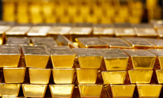 Gold Falls Below $4000 as U.S. Dollar Gains Ground