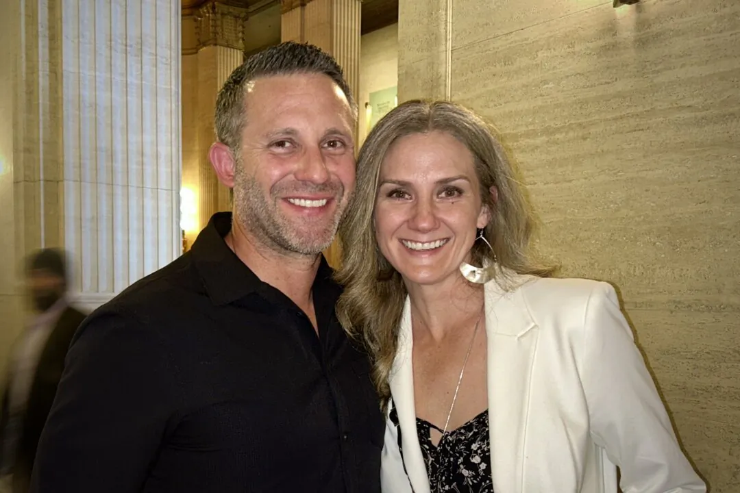 Justin and Courtney Hawk enjoyed Shen Yun's evening performance at the Civic Opera House on May 3, 2025. (Teng Dongyu/The Epoch Times)