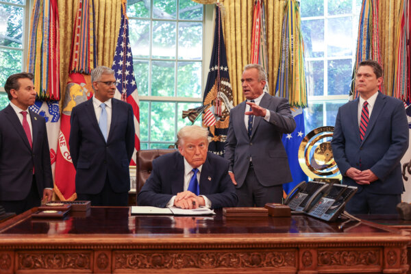 Trump Signs Order to Boost US Drug Manufacturing Ahead of Potential Pharma Tariffs
