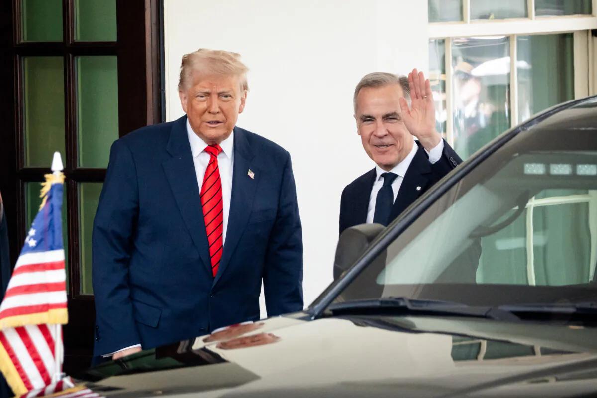U.S. President Donald Trump greets Canadian Prime Minister Mark Carney (R) at the White House in Washington on May 6, 2025. (Madalina Vasiliu/The Epoch Times)