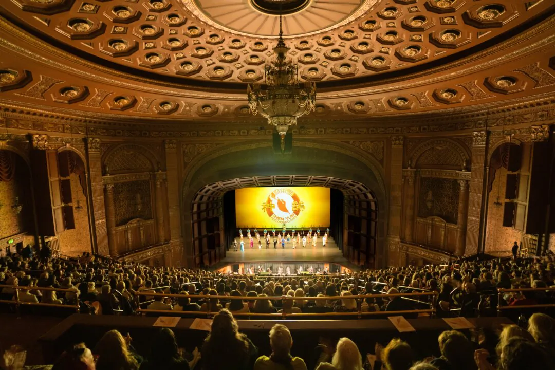 Shen Yun Performing Arts' curtain call at The Benedum Center for the Performing Arts on April 27, 2025. (Serena Shi/The Epoch Times)