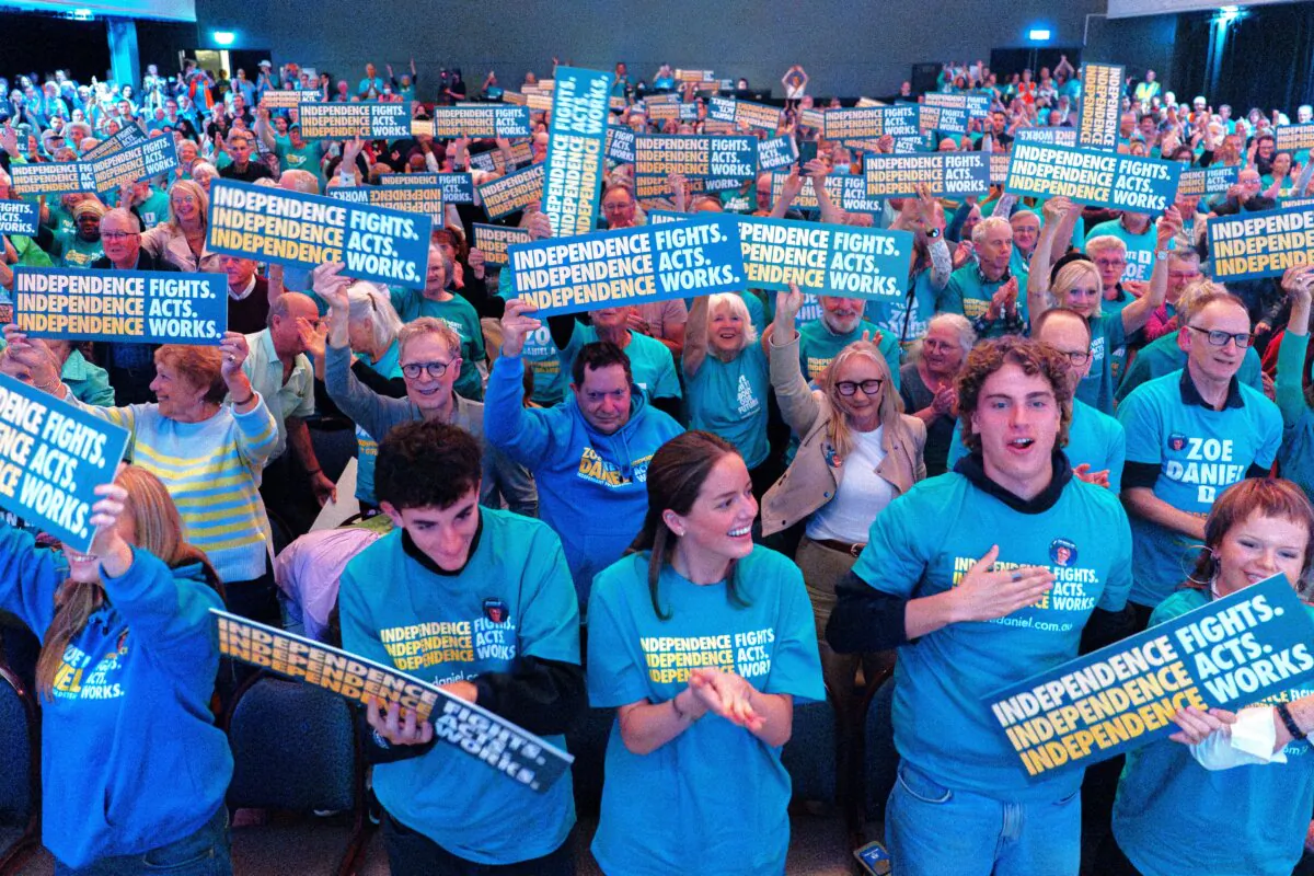 Supporters of "Teal" independent Zoe Daniel MP cheer at Kingston City Hall in Melbourne, Australia on April 6, 2025. (Asanka Ratnayake/Getty Images)