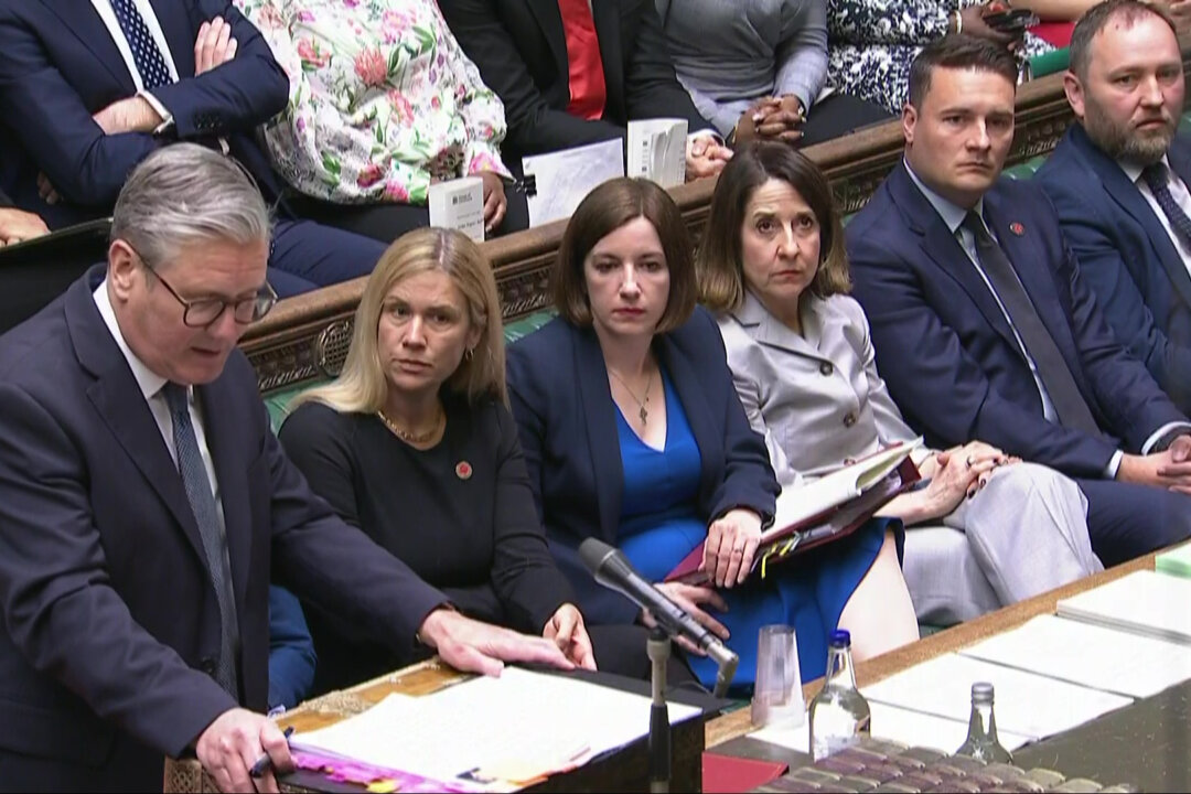UK Urges Calm as India–Pakistan Crisis Stirs Concerns at Home thumbnail