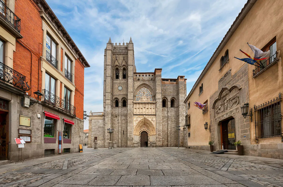 Avila Cathedral’s façade closely resembles the Basilica of Saint-Denis, the first European Gothic church. Its curved-sided pointed arches above doors and windows demonstrate an important aspect of the Gothic architecture style’s development. (Sergey Dzyuba/Shutterstock)