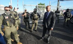 Trump Sets Terms Before Weekend Talks With Beijing; Newark Mayor Charged With Trespassing at ICE Site
