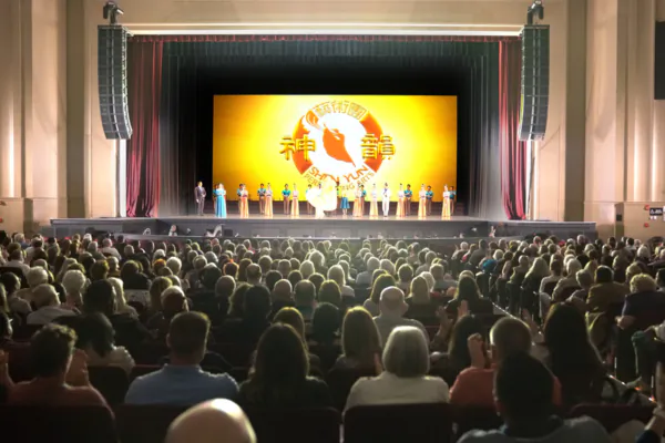 Shen Yun Performing Arts' curtain call at the Spartanburg Memorial Auditorium on May 7, 2025. (The Epoch Times)