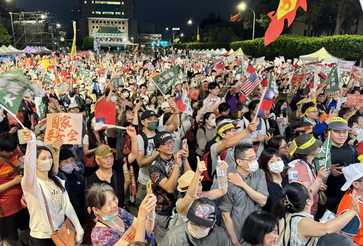 Around 55,000 Taiwanese attend a rally to support mass recalls against legislators allegedly linked to communist China, in Taipei, on April 19, 2025. (Sun Xiangyi/The Epoch Times)