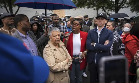 Democratic Lawmakers Again Challenge Limits on ICE Detention Facility Visits