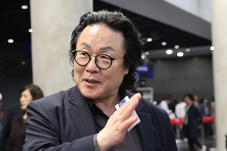 Hyun-jun Kim, renowned Korean tenor, enjoyed Shen Yun at the Suseong Artpia in Daegu, South Korea, on May 1, 2025. (Guk-hwan Kim/The Epoch Times)