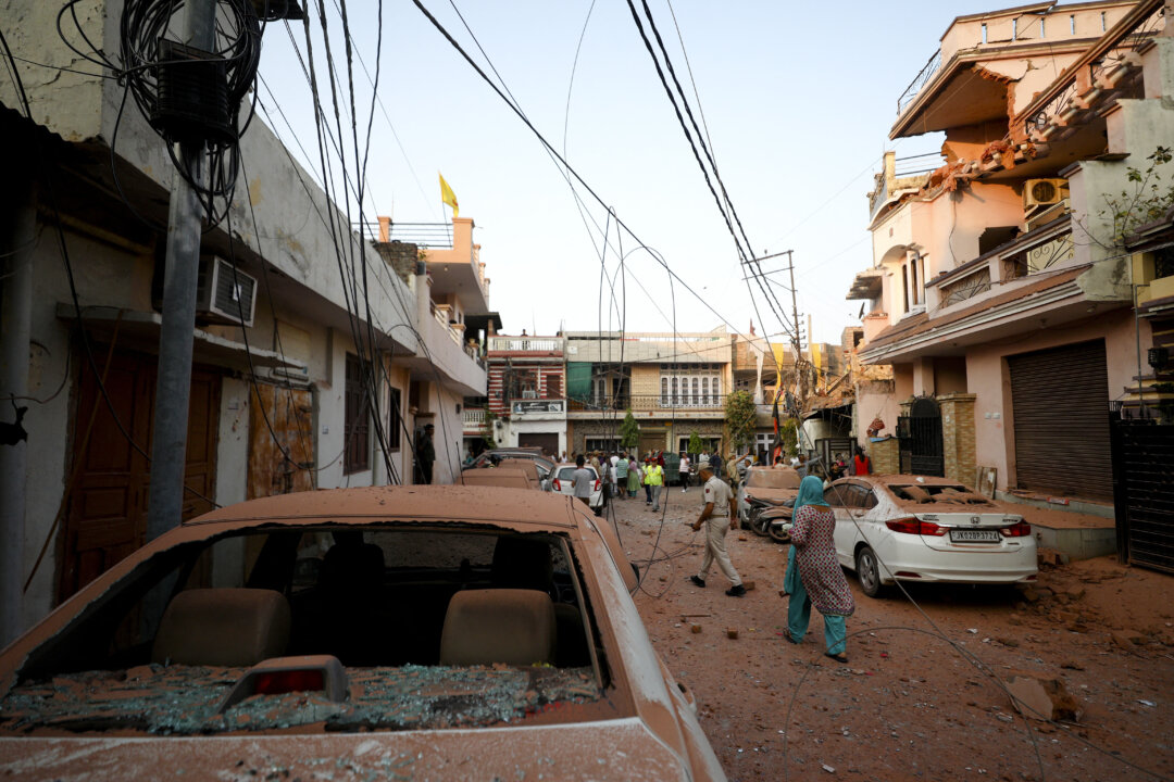 India, Pakistan Adhere to Fragile Cease-Fire as Trump Offers to Help Both Sides thumbnail