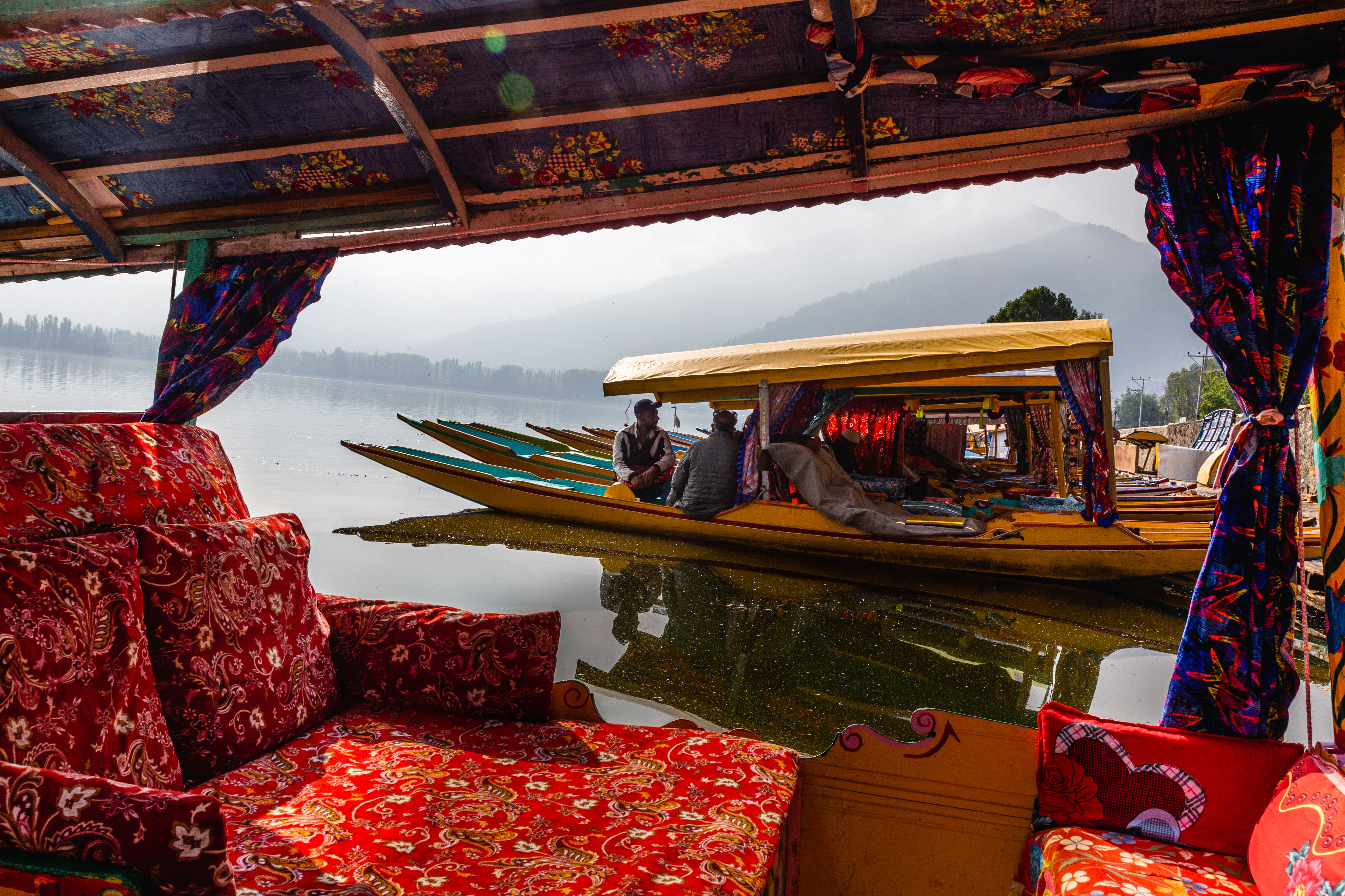 Day in Photos: Kashmiri Boatmen, March of the Living, and Kanda Festival