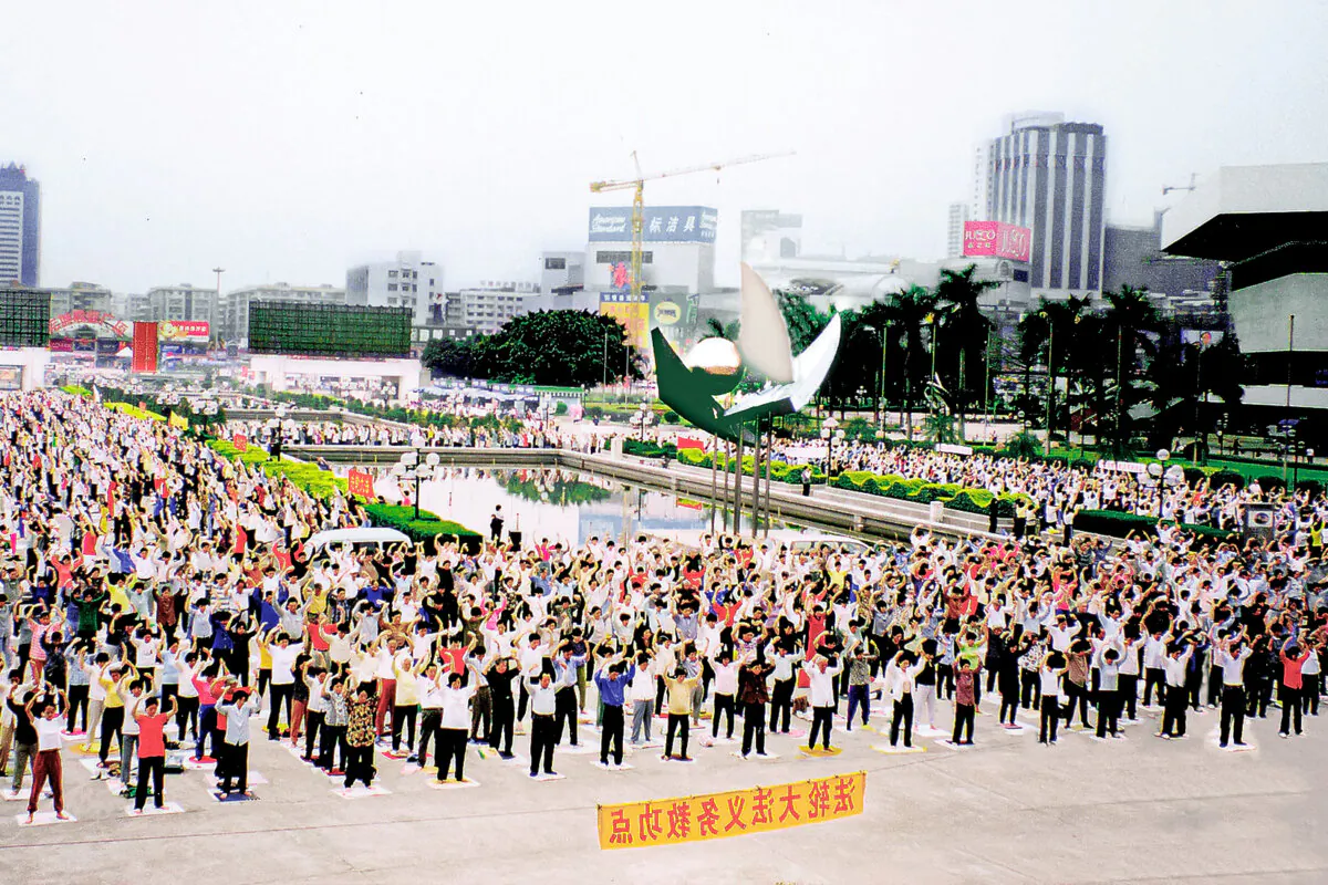 Falun Gong practitioners do the practice's exercises in Guangzhou, China, before the persecution started in July 1999. (Minghui)
