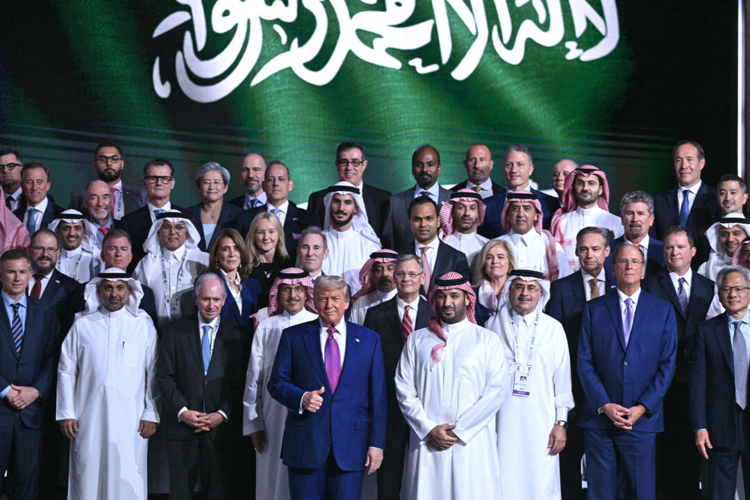 Trump Pitches America’s ‘Golden Age’ to Wealthy Gulf Investors thumbnail