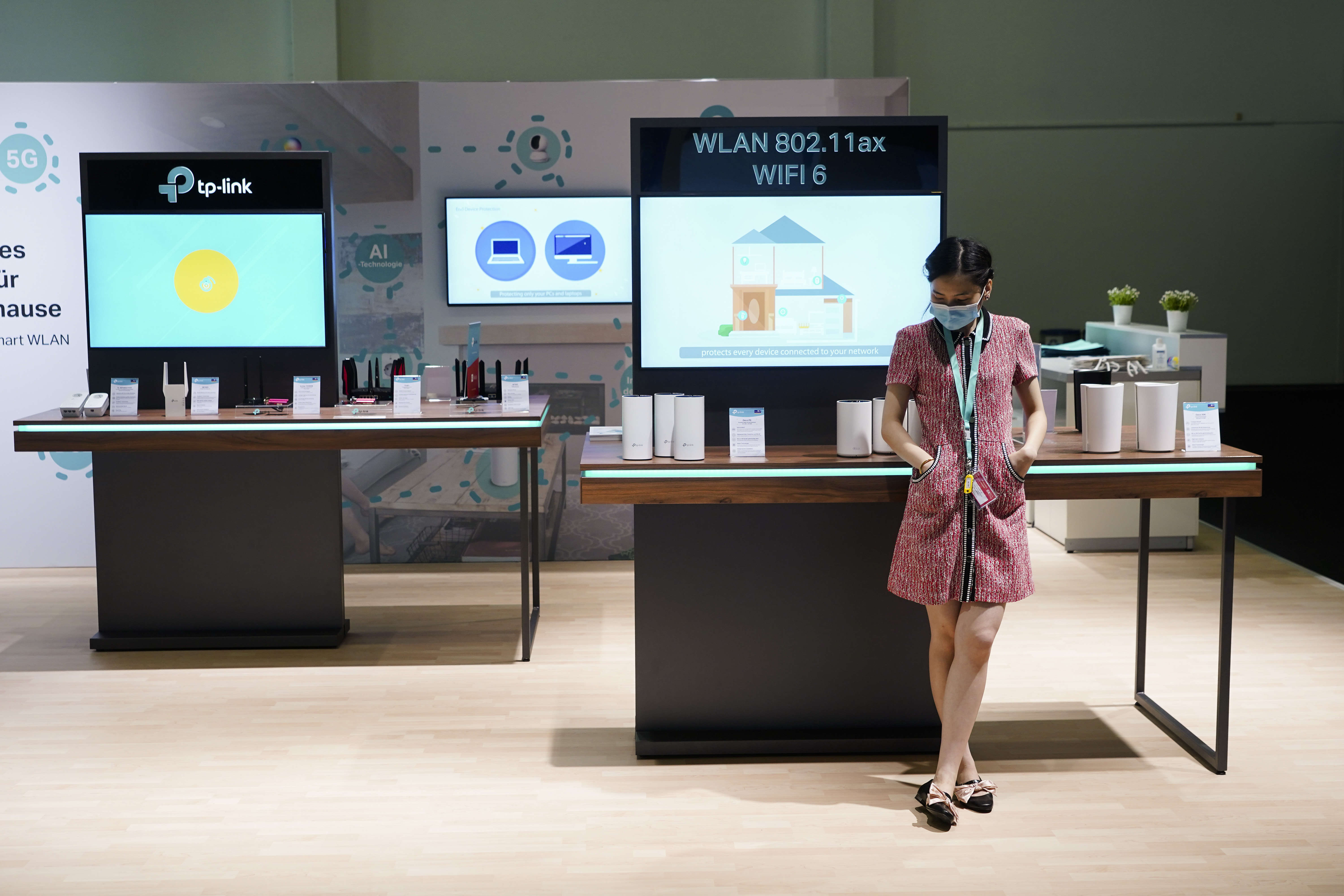 Сотрудница стенда TP-Link на выставке бытовой электроники и бытовой техники IFA 2020 Special Edition в день открытия выставки в Берлине, Германия, 3 сентября 2020 года, ожидает посетителей. (Шон Галлап/Getty Images)