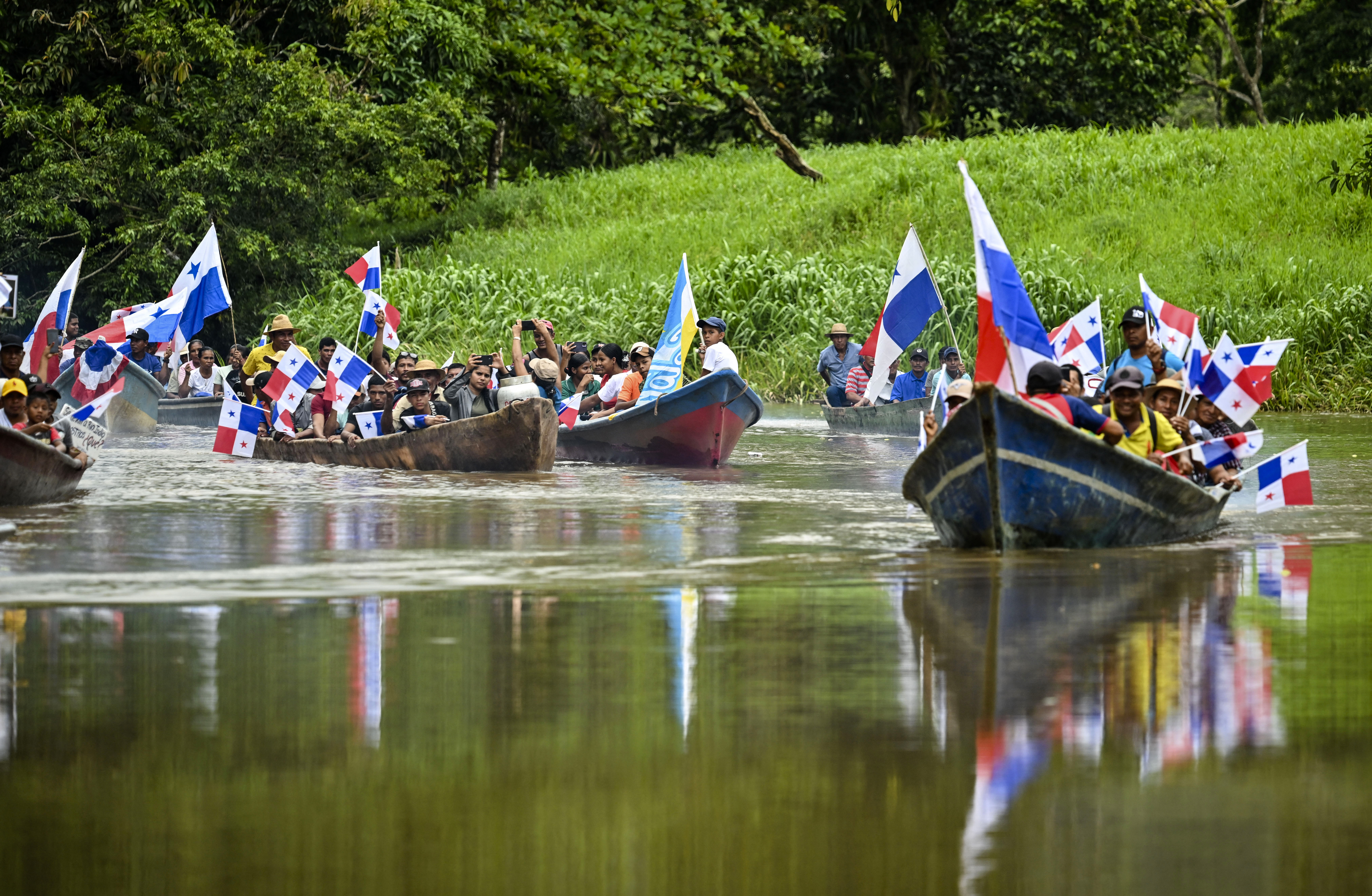 Day in Photos: Protests in Panama, European Political Community Summit, and the Peloton Ride