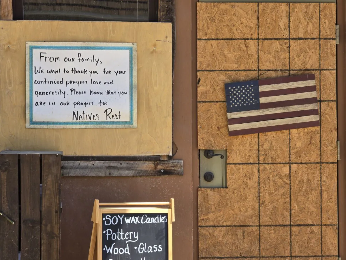 A message of thanks from a business owner in Chimney Rock Village, N.C., on May 6, 2025. (Allan Stein/The Epoch Times)