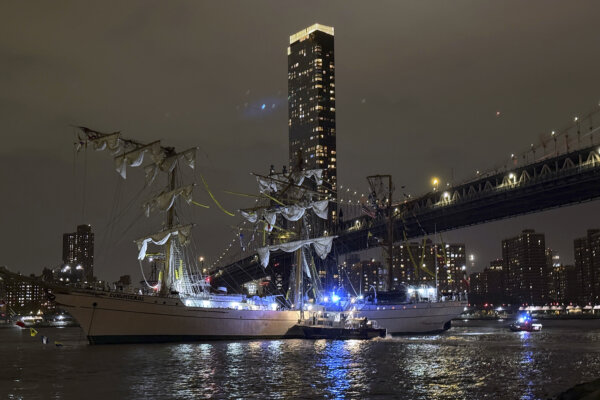 2 Dead After Mexican Navy Ship Crashes Into Brooklyn Bridge