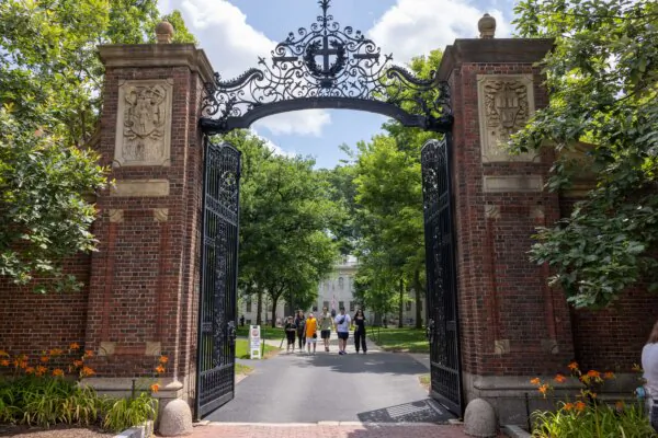 Harvard, White House Clash Over Civil Rights, Free Speech; Mexican Ship Strikes Brooklyn Bridge, Killing 2