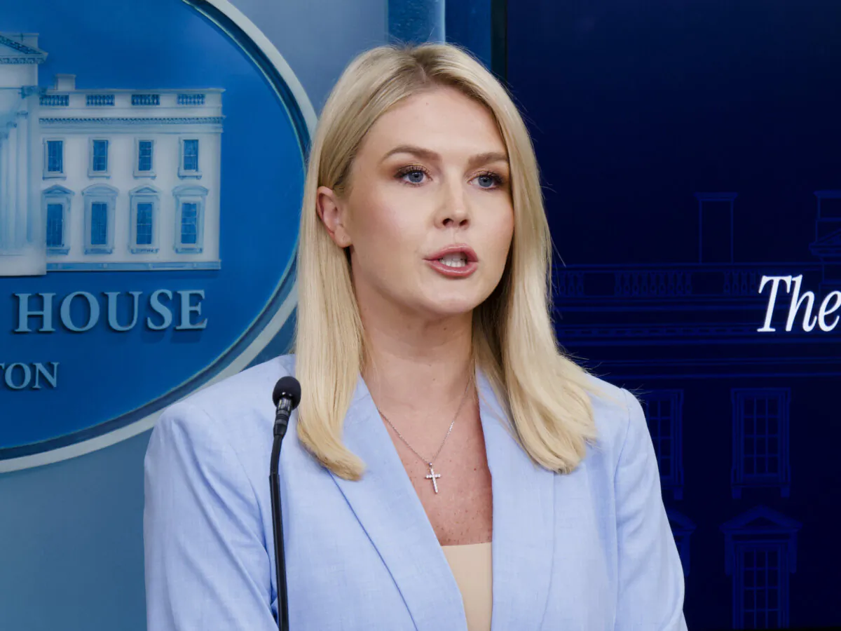 Press secretary Karoline Leavitt speaks to reporters at a White House briefing on May 9, 2025. (Travis Gillmore/The Epoch Times)