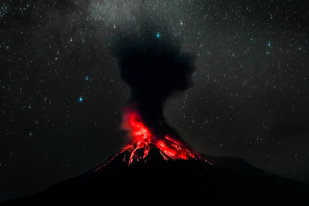 Day in Photos: Volcanic Eruption in Indonesia, Taxi Drivers Protests, and Chelsea Flower Show