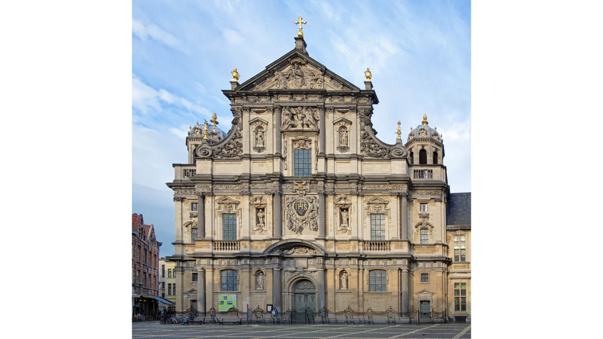 On St. Charles Borromeo church, a façade with sculpted angels, saints, and flowers, with sides set slightly back and topped by small domes exemplifies the transition towards the more ornate high Baroque style. From top to bottom, Doric, Ionic and Corinthian columns decorate its three levels creatively mixing classical traditions. (Mikhail Markovskiy/Shutterstock)
