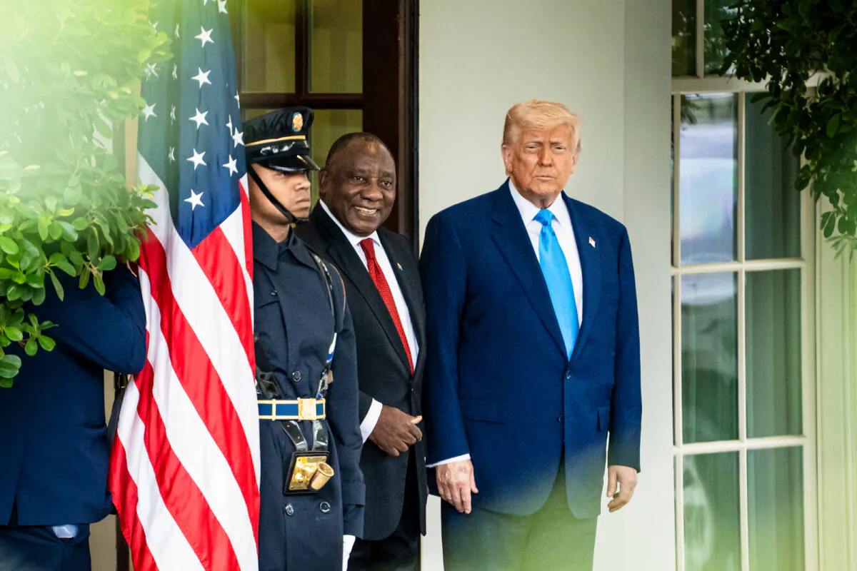 U.S. President Donald Trump greets South African President Cyril Ramaphosa at the White House on May 21, 2025. (Madalina Vasiliu/The Epoch Times)