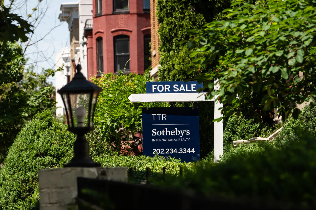 A "For Sale" sign in Washington on May 19, 2025. (Madalina Vasiliu/The Epoch Times)
